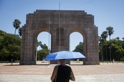 Porto Alegre, RS, Brasil, 11-02-2025: Porto Alegre registra recorde de calor. Ensaio com câmera termográfica, que capta emissão de calor, em diversos pontos da capital. Foto: Mateus Bruxel / Agência RBSIndexador: MATEUS BRUXEL<!-- NICAID(15974089) -->