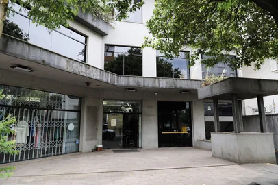 CAXIAS DO SUL, RS, BRASIL. 08-12-2025. FAS mantém fechada casa de passagem em onde educador social foi morto, em Caxias, por falta de demanda. A baixa procura ocorre, segundo o presidente da Fundação de Assistência Social (FAS), Mauro Trojan, após a implantação de um protocolo de segurança nas unidades de acolhimento ativas — uma das respostas ao assassinato do profissional no Núcleo de Olhar Solidário (NÓS) — e porque os moradores de rua costumam utilizar o serviço com mais frequência no inverno. A reabertura da casa não está descartada para o futuro.FAS mantém fechada casa de passagem em onde educador social foi morto, em Caxias, por falta de demanda. Na foto, o prédio que abrigou o Núcleo de Olhar Solidário (NÓS), projeto que acolhia moradores de rua até o assassinato de  David Júnior de Oliveira Alves, 39 anos, em outubro.<!-- NICAID(16182574) -->