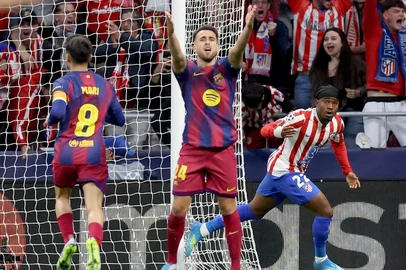 Atletico Madrid's English forward #22 Ademola Lookman (R) celebrates scoring his team's first goal during the UEFA Champions League quarter final second leg football match between Club Atletico de Madrid and FC Barcelona at Metropolitano Stadium in Madrid on April 14, 2026. (Photo by Oscar DEL POZO / AFP)<!-- NICAID(16265771) -->