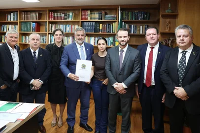 O deputado federal Paulo Pimenta (PT-RS), líder do governo na Câmara dos Deputados, foi designado nesta quarta-feira (12) relator da comissão mista responsável pela análise da medida provisória que cria instrumentos para a renegociação das dívidas de produtores rurais. O colegiado foi instalado no Senado Federal e será presidido pelo senador Renan Calheiros (MDB-AL).<!-- NICAID(16345068) -->