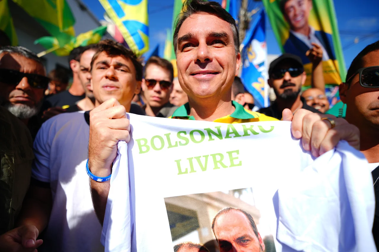 Vittor Sales/Flickr Flávio Bolsonaro/Divulgação