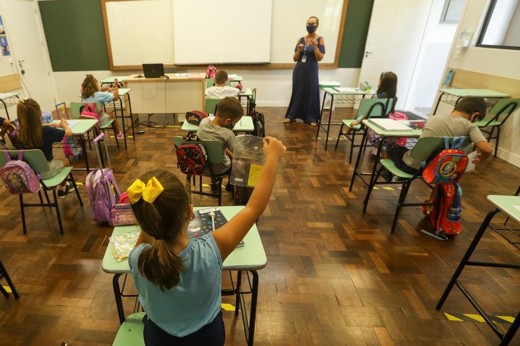 Sob bandeira preta, algumas escolas particulares mantêm plano de ...