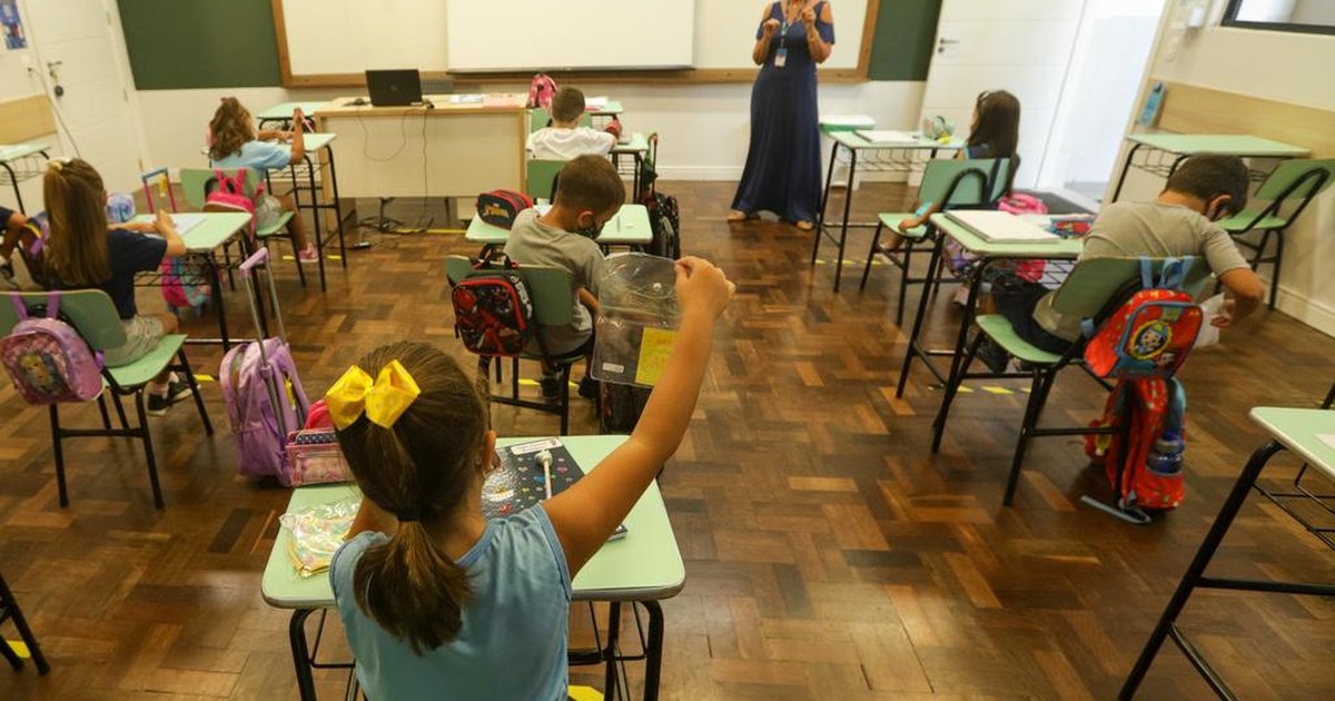 Sob bandeira preta, algumas escolas particulares mantêm plano de ...