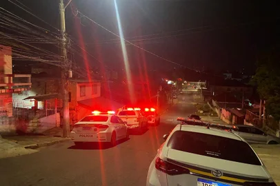 Homem é morto a tiros na zona leste de Porto Alegre<!-- NICAID(15280793) -->