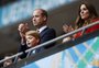 Príncipe George rouba a cena em seu primeiro jogo de futebol da Inglaterra ao lado dos pais