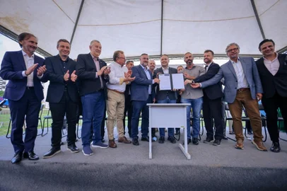 As obras de revitalização da ponte internacional que liga Uruguaiana, na Fronteira Oeste do Rio Grande do Sul, a Paso de Los Libres, na Argentina foram entregues oficialmente nesta sexta-feira (31), em cerimônia da qual participou o ministro dos Transportes, Renan Filho. A estrutura, na BR-290, passava por reparos desde o ano passado, em razão do rompimento de uma das vigas de sustentação, e a intervenção custou 6,3 milhões.Na cerimônia, os ministros dividiram palco com o embaixador da Argentina no Brasil, Daniel Scioli, com o representante brasileiro no país vizinho, Reinaldo Salgado, o secretário estadual dos Transportes, Juvir Costella, o senador Luiz Carlos Heinze (PP) e outros parlamentares, além do prefeito de Uruguaiana, Ronnie Mello (PP).