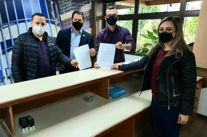 Vereadores protocolam Projeto de Lei contra a “linguagem neutra” em Caxias do Sul.<!-- NICAID(14897463) -->