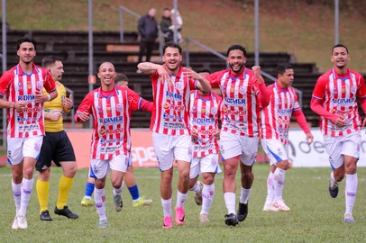 Apafut venceu o Aimoré por 3 a 2, no Complexo Esportivo do Sesi, em Caxias do Sul, pela nona rodada da Divisão de Acesso.<!-- NICAID(16360443) -->
