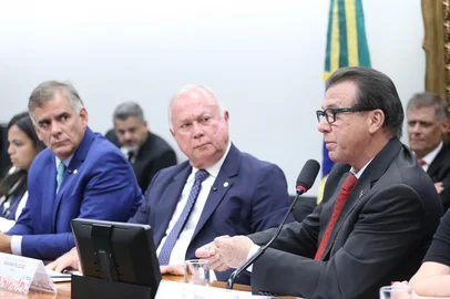 Debate da PEC da escala 6x1. Dep. Leur Lomanto Júnior (UNIÃO - BA), Dep. Paulo Azi (UNIÃO-BA) e Ministro de Estado do Trabalho e Emprego, Luiz Marinho<!-- NICAID(16242128) -->