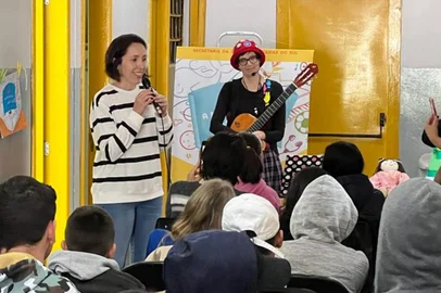 Autora do livro LICA - A MENINA QUE VAI SER FELIZ, Manuela Gimenes, e Aline Luz, do Grupo Dó, Ré, Mi, iniciaram uma itinerância de contação da história da Lica em escolas públicas de Caxias do Sul.Estão previstas oito apresentações nas escolas municipais Caldas Júnior, Giuseppe Garibaldi, Ester Benvenutt, Atílio Pinguelo, Catulo da Paixão Cearense e Escola Estadual de Ensino Fundamental Renato Del Mese.Mais de 300 alunos devem participar.Neste sábado, às 11h, no Palco Central da Feira do Livro de Caxias do Sul, acontece o lançamento do livro LICA - A MENINA QUE VAI SER FELIZ.O livro está à venda na Do Arco da Velha, no valor de R$ 44,00 sobre o qual incidem os descontos da feira.<!-- NICAID(15235494) -->