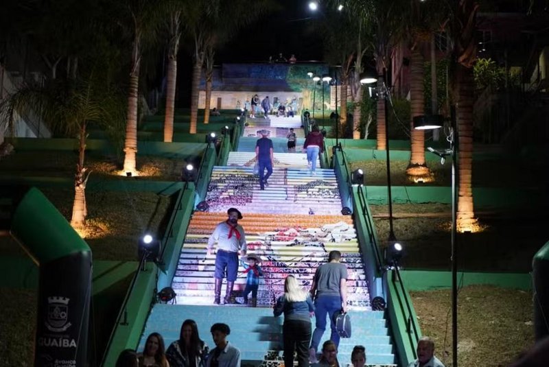 Uma das mais magníficas obras de arte com a temática da Revolução Farroupilha foi inaugurada em Guaíba, cidade onde começou o conflito, em 1835. É a revitalização da Escadaria 14 de Outubro, que tem 132 degraus divididos em sete lances<!-- NICAID(15731011) -->