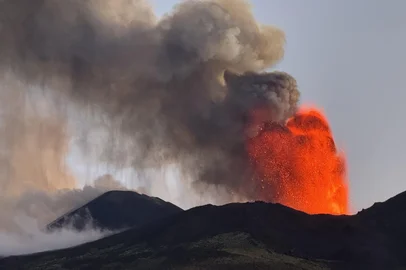 Italie: l'Etna en éruption, l'aéroport de Catane fermeA picture shows the eruption of the Mount Etna volcano on July 5, 2024 in Sicily. Catania airport in Sicily announced its closure today due to an eruption of Mount Etna, the largest active volcano in Europe, whose ashes fell on the airspace and the surrounding area. (Photo by Giuseppe Distefano / Etna Walk / AFP)Editoria: DISLocal: CataniaIndexador: GIUSEPPE DISTEFANOSecao: volcanic eruptionFonte: Etna WalkFotógrafo: STR<!-- NICAID(15807080) -->