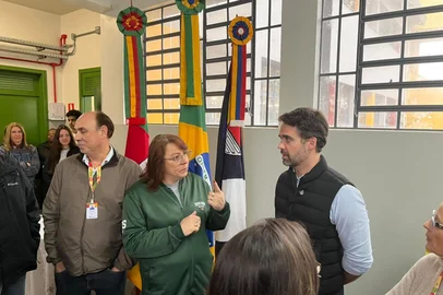 Bruno Tomé / Grupo RBS Visita do Governador Eduardo Leite no Instituto de Educação Estadual Cristóvão de Mendoza, em Caxias do Sul, nesta quinta-feira (10). <!-- NICAID(16363128) -->