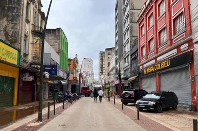 Lojas de roupa do Centro Histórico seguem fazendo limpeza após enchente<!-- NICAID(15774296) -->