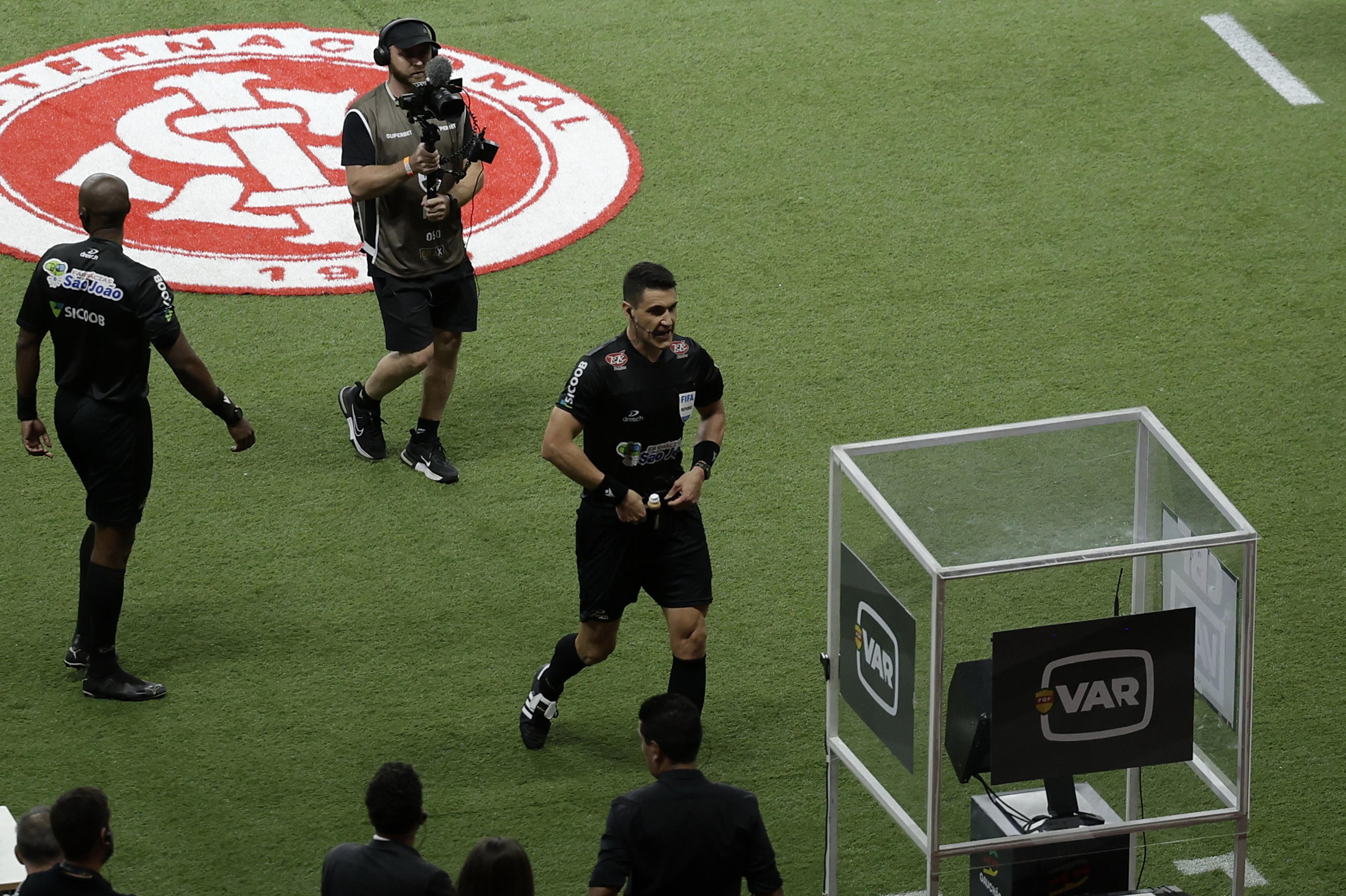 Erros graves de arbitragem interferiram diretamente nos Gre-Nais da final do Gauch&atilde;o