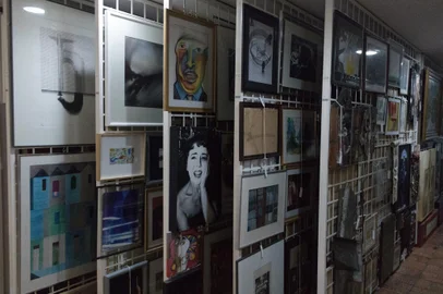 Exposição Arte em Palavras entra em cartaz no Centro de Cultura OrdovásTraduzir as imagens em palavras é a proposta da mostra que propõe a inclusão de pessoas com deficiência visual no mundo das artes por meio da audiodescriçãoO projeto Arte em Palavras estará em exposição no Centro de Cultura Ordovás de (02/09) a (02/10) presencialmente e on-line, na galeria virtual da AMARP e no canal da Imaginativa Acessibilidade e Educação, no YouTube. A mostra gratuita com audiodescrição conta com 20 obras de artes visuais do Acervo Municipal de Artes Plásticas (AMARP). A curadoria, realizada por Christian de Lima, inclui artistas de renome regional e nacional.<!-- NICAID(15187882) -->