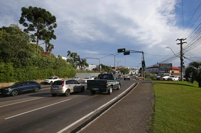 CAXIAS DO SUL, RS, BRASIL, 07/05/2026. Trecho do Km147 da BR 116 no entroncamento com a Perimetral Norte, no bairro De Lazzer, próximo da Polícia Rodoviária Federal. A obra do viaduto, previsto no local, deve ter início somente em 2027. A estimativa estudada pelo Departamento Nacional de Infraestrutura de Transportes (Dnit) leva em consideração os prazos necessários para a conclusão de etapas prévias. (Porthus Junior/Agência RBS)Indexador: Porthus Junior<!-- NICAID(16280735) -->