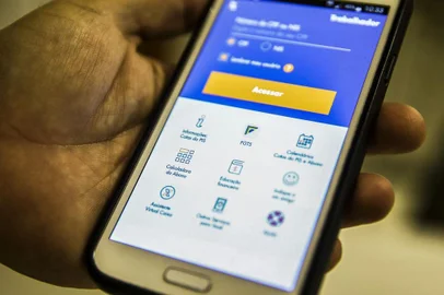 Aplicativo do FGTS sendo executado em um smartphone.<!-- NICAID(15156384) -->