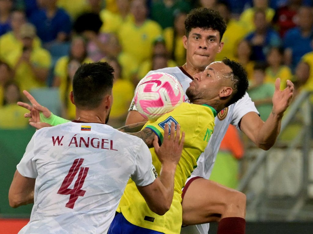 Brasil tinha seis jogadores no ataque quando levou o gol de empate