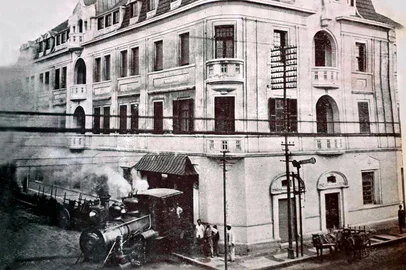 Prédio da firma Frederico Mentz & Cia: Frederico Mentz (1867-1931).Parte da fachada do grandioso predio em que funcciona a firma, à rua Voluntarios da Patria, n. 146. Frederico Mentz & Cia. Revista do Mez. Porto Alegre, janeiro de 1923, ano. II, n. VII,  p. 36.<!-- NICAID(14091216) -->