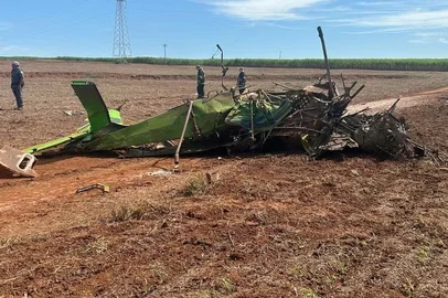 Por volta das 7h desta sexta-feira (28), um avião agrícola de pequeno porte que trabalhava na pulverização de em um canavial caiu entre Guaíra (SP) e Miguelópolis (SP), no interior de São Paulo. Equipes da Polícia Militar e do Corpo de Bombeiros que atenderam à ocorrência informaram que o piloto da aeronave, Josias Pereira Lemes, de 52 anos, não resistiu à queda.