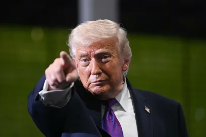 JIM WATSON / AFP US President Donald Trump points as he speaks at Verst Logistics in Hebron, Kentucky, on March 11, 2026. (Photo by Jim WATSON / AFP)<!-- NICAID(16243929) -->