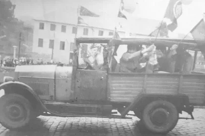 Espetáculo “Um eio de Fubica” é baseado na história de Felix Fortunato Giulian, o Nono Felice, que construiu o carro nos anos 1950 a partir de capotas de lona de caminhão e tramelas como trinco das portas. Em Antônio Prado, a Fubica era um elemento de integração na comunidade, não só nos dias de trabalho, mas também para auxiliar a vizinhança no transporte. Baseada no livro "A Fubica do Nono Felice", escrito por Vivi Costa, o espetáculo tem roteiro e direção de Zica Stockmans e direção Musical de Cibele Tedesco, além de uma equipe com mais de 20 integrantes.Na foto: a fubica original, nos anos 1960.<!-- NICAID(16053783) -->