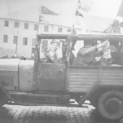 Espetáculo “Um eio de Fubica” é baseado na história de Felix Fortunato Giulian, o Nono Felice, que construiu o carro nos anos 1950 a partir de capotas de lona de caminhão e tramelas como trinco das portas. Em Antônio Prado, a Fubica era um elemento de integração na comunidade, não só nos dias de trabalho, mas também para auxiliar a vizinhança no transporte. Baseada no livro "A Fubica do Nono Felice", escrito por Vivi Costa, o espetáculo tem roteiro e direção de Zica Stockmans e direção Musical de Cibele Tedesco, além de uma equipe com mais de 20 integrantes.Na foto: a fubica original, nos anos 1960.<!-- NICAID(16053783) -->