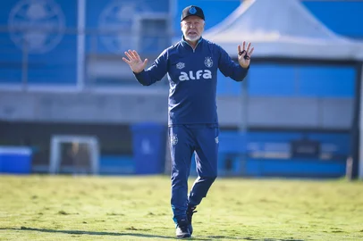 SALVADOR, BA, BRASIL, 26-04-2025: O técnico Mano Menezes comanda treino do Grêmio no CT Luiz Carvalho. (Lucas Uebel/Grêmio/Divulgação)<!-- NICAID(16026770) -->