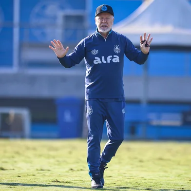 SALVADOR, BA, BRASIL, 26-04-2025: O técnico Mano Menezes comanda treino do Grêmio no CT Luiz Carvalho. (Lucas Uebel/Grêmio/Divulgação)<!-- NICAID(16026770) -->