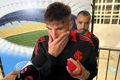 Sergio Rochet dá entrevista com proteção na mão lesionada. Foto: Eduardo Gabardo/Agência RBS<!-- NICAID(16006310) -->