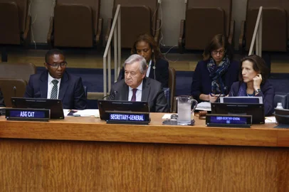 United Nations Climate Ambition Summit Held In New YorkNEW YORK, NEW YORK - SEPTEMBER 20: UN Secretary-General Antonio Guterres (C) attends the Climate Ambition Summit at the United Nations Headquarters on September 20, 2023 in New York City. The event, held during Climate Week NYC and the UN General Assembly, seeks to gather support for global agreements aimed at phasing out the use of fossil fuels.   Kena Betancur/Getty Images/AFP (Photo by KENA BETANCUR / GETTY IMAGES NORTH AMERICA / Getty Images via AFP)Editoria: ENVLocal: New YorkIndexador: KENA BETANCURSecao: environmental politicsFonte: GETTY IMAGES NORTH AMERICAFotógrafo: CONTRIBUTOR<!-- NICAID(15546831) -->