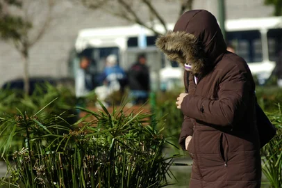 Sol e frio na Praça Dante Alighieri.<!-- NICAID(5346311) -->
