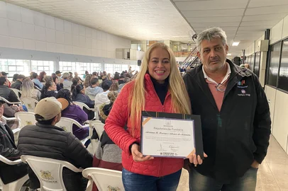 Moradores do loteamento Vitória, em Caxias, recebem escrituras e são os primeiros contemplados em programa de regularização fundiária. Na foto, Adriana Brezolin Pereira e Ademir de Assunção, um dos primeiros a receber escritura<!-- NICAID(15103069) -->