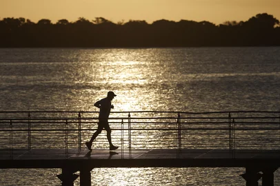 PORTO ALEGRE, RS, BRASIL - 2025.03.06 - Últimos dias de calor em Porto Alegre antes da chegada de uma frente fria que deve baixar a temperatura. (Foto: André Ávila/ Agência RBS)<!-- NICAID(15990249) -->
