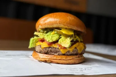 "Gunsburger" hamburguer inspirado na receita pedida pela banda Guns N' Roses para a Mark Hamburgueria.<!-- NICAID(16265046) -->