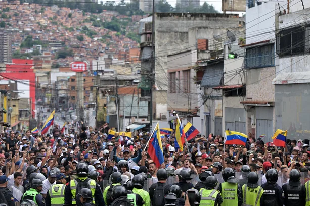 Protestos contra reeleição de Maduro ocorrem em Caracas: "Entregue o poder"  | GZH