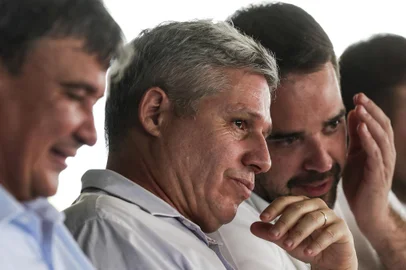 Hulha Negra, RS, Brasil, 23-02-2023: Ministros Wellington Dias e Paulo Teixeira e o governador Eduardo Leite. Comitiva do governo federal durante visita a Hulha Negra, localizada em area castigada pela estiagem no Rio Grande do Sul. Ministros anunciam medidas emergenciais de apoio a agricultores e agricultoras da regiao. Integram o grupo os ministros do Desenvolvimento Agrario e Agricultura Familiar, Paulo Teixeira; do Desenvolvimento e Assistencia Social, Familia e Combate a Fome, Wellington Dias; e da Secretaria de Comunicacao Social da Presidencia da Republica, Paulo Pimenta, alem de Edegar Pretto, indicado para a presidencia da Conab. O anuncio acontece em estrutura montada no Assentamento Meia Agua, na comunidade Nossa Senhora de Fatima, em Hulha Negra. Foto: Mateus Bruxel / AgÃªncia RBS<!-- NICAID(15358184) -->