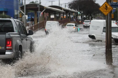 PORTO ALEGRE, RS, BRASIL, 26/09/2024- Chuva: alagamentos em POA. Alagamentos na Avenida Sertório com Joaquim Silveira.  Foto: Duda Fortes / Agencia RBS<!-- NICAID(15876725) -->