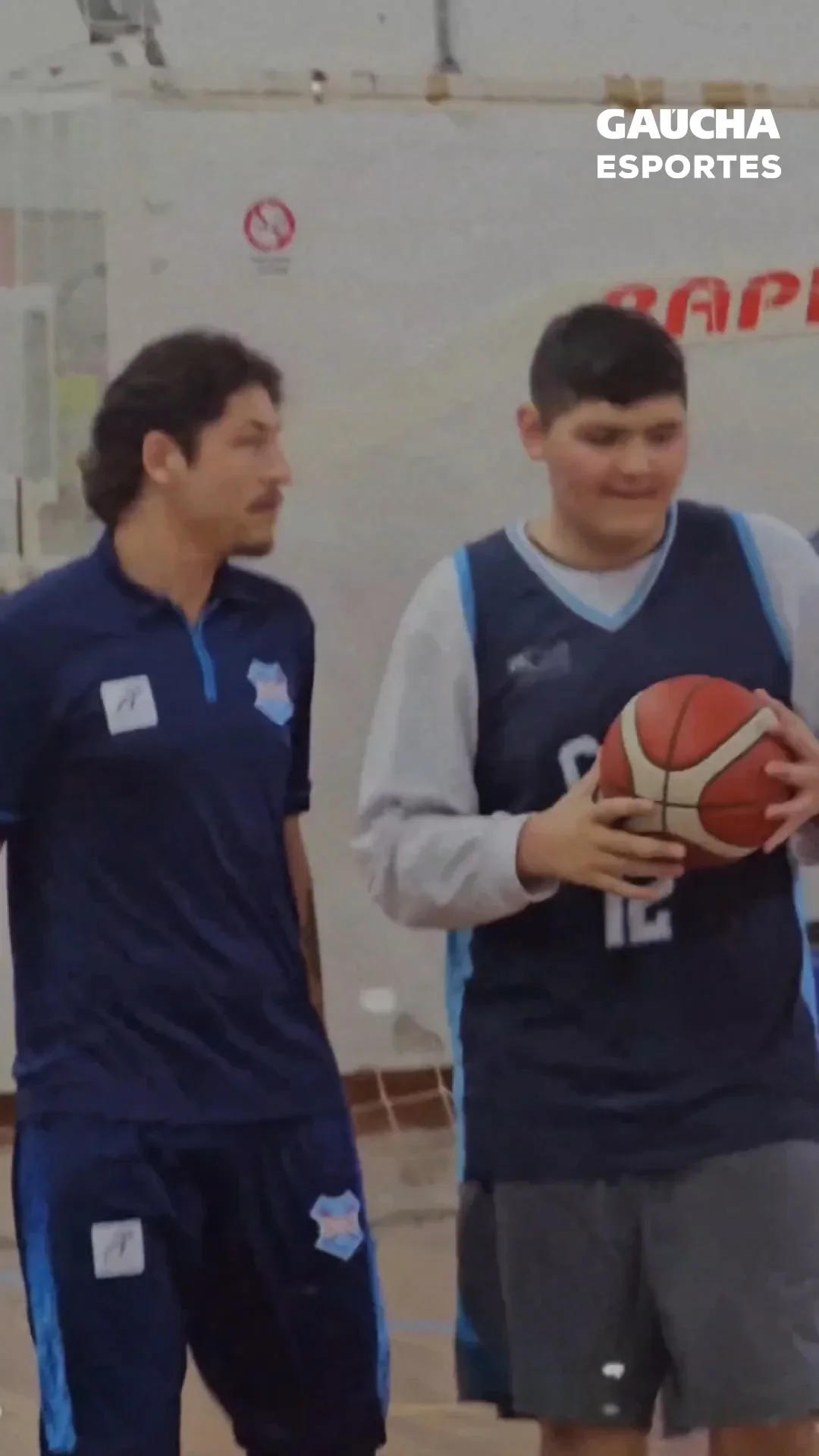 Menino autista celebra primeira cesta em jogo pelo Grêmio Náutico União