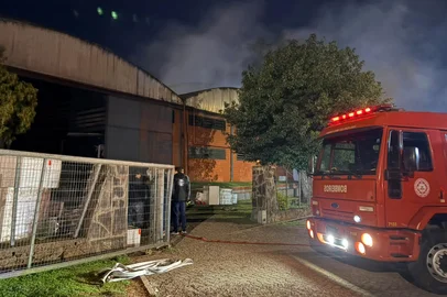 Incêndio de grandes proporções destrói parte de empresa de móveis em Lagoa Vermelha<!-- NICAID(16344048) -->