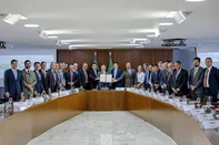 21.05.2025 - Presidente da RepÃºblica, Luiz InÃ¡cio Lula da Silva, durante reuniÃ£o com o Ministro de Minas e Energia, Alexandre Silveira, e Ministra da Secretaria de RelaÃ§Ãµes Institucionais, Gleisi Hoffmann, no PalÃ¡cio do Planalto. BrasÃ­lia - DF.â¨â¨Foto: Ricardo Stuckert / PR <!-- NICAID(16043093) -->