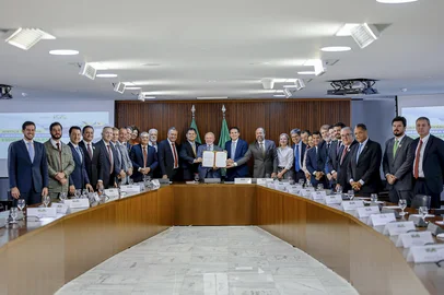 21.05.2025 - Presidente da RepÃºblica, Luiz InÃ¡cio Lula da Silva, durante reuniÃ£o com o Ministro de Minas e Energia, Alexandre Silveira, e Ministra da Secretaria de RelaÃ§Ãµes Institucionais, Gleisi Hoffmann, no PalÃ¡cio do Planalto. BrasÃ­lia - DF.â¨â¨Foto: Ricardo Stuckert / PR <!-- NICAID(16043093) -->