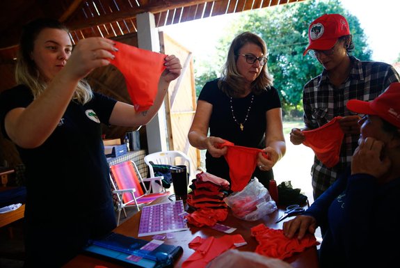 Viamão, RS, Brasil, 21/05/2024 - Mulheres moradoras do assentamento do MST Filhos de Sepé montam fábrica de calcinhas para doação a mulheres vítimas da enchente. - Foto: Jonathan Heckler/Agência RBS<!-- NICAID(15769494) -->