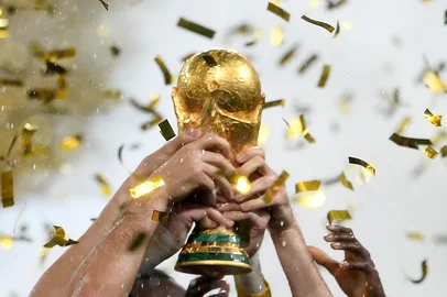 Jewel SAMAD / AFP France's players lift the Fifa World Cup trophy after the Russia 2018 World Cup final football match between France and Croatia at the Luzhniki Stadium in Moscow on July 15, 2018.France won the World Cup for the second time in their history after beating Croatia 4-2 in the final in Moscow's Luzhniki Stadium on Sunday. / AFP PHOTO / Jewel SAMAD / RESTRICTED TO EDITORIAL USE - NO MOBILE PUSH ALERTS/DOWNLOADSEditoria: SPOLocal: MoscowIndexador: JEWEL SAMADSecao: soccerFonte: AFPFotógrafo: STF<!-- NICAID(13648590) -->