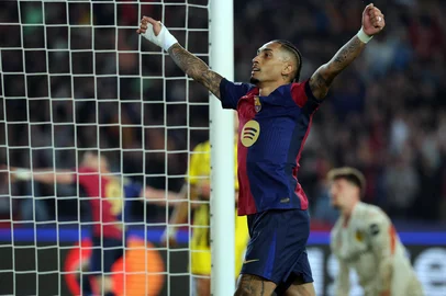 Barcelona's Brazilian forward #11 Raphinha celebrates his team's third goal during the UEFA Champions League Quarter final First Leg football match between FC Barcelona and BVB Borussia Dortmund  at the Estadi Olimpic Lluis Companys in Barcelona on April 9, 2025. (Photo by LLUIS GENE / AFP)<!-- NICAID(16013711) -->