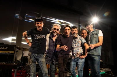 A banda gaúcha TNT faz um grande show de reencontro no Araújo Vianna no dia 19/12. No palco, estará a formação clássica, composta por Charles Master, Márcio Petracco, Tchê Gomes, Paulo Arcari, João Maldonado e Fábio Ly. Nas imagens, a banda ensaia para o espetáculo.<!-- NICAID(15936575) -->