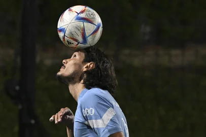 Uruguay's forward Edinson Cavani controls the ball with the head during a training session at the Al Erssal training centre in Doha on November 20, 2022, during the Qatar 2022 World Cup football tournament. (Photo by PABLO PORCIUNCULA / AFP)Editoria: SPOLocal: DohaIndexador: PABLO PORCIUNCULASecao: soccerFonte: AFPFotógrafo: STF<!-- NICAID(15273650) -->