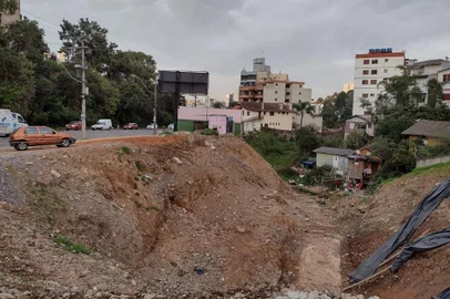 Em abril uma sorveteria pronta para ser inaugurada foi demolida para obras em uma galeria de esgoto instalada no subterrâneo do empreendimento. Agora a prefeitura está encerrando a fase de estudos para saber o que fazer com o local que deverá ser de propriedade da prefeitura após permuta com a proprietária. <!-- NICAID(15160373) -->