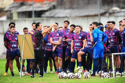 CAXIAS DO SUL, RS, BRASIL, 24/04/2025. Primeiro treino do novo técnico do Caxias, Júnior Rocha,  no CT Baixada Rubra Vanderlei Bersaghi. A SER Caxias está disputando a série C do Campeonato Brasileiro 2025. (Porthus Junior/Agência RBS)<!-- NICAID(16023729) -->
